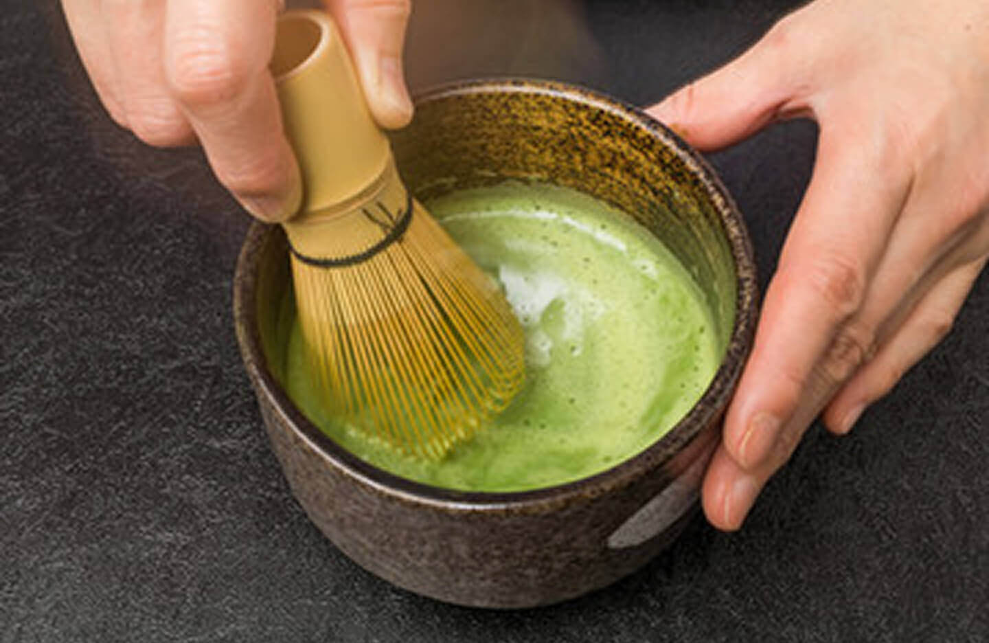 茶葉と湯呑み